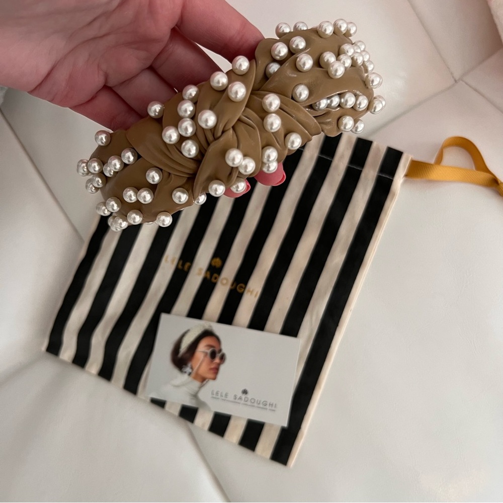 NWOT-Lele Sadoughi gingerbread faux leather pearl headband🤍